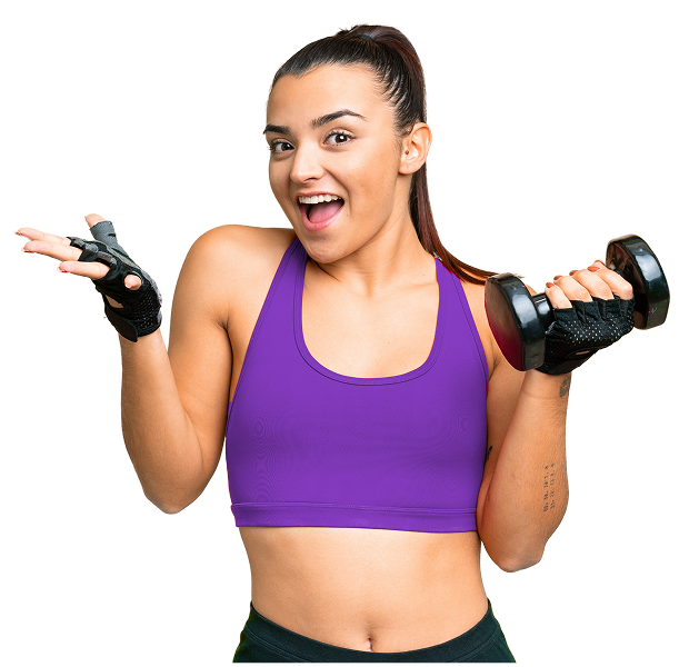 Mujer entrenando y sonriendo